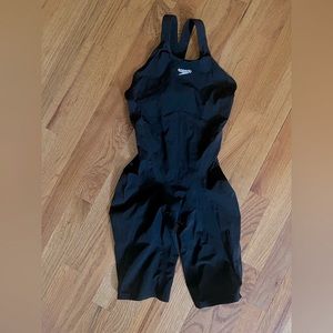 Speedo Valor Closed Back Black Sz 24 Small snag Worn once